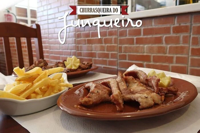 Frango no churrasco servido em prato de barro na Churrasqueira do Junqueiro