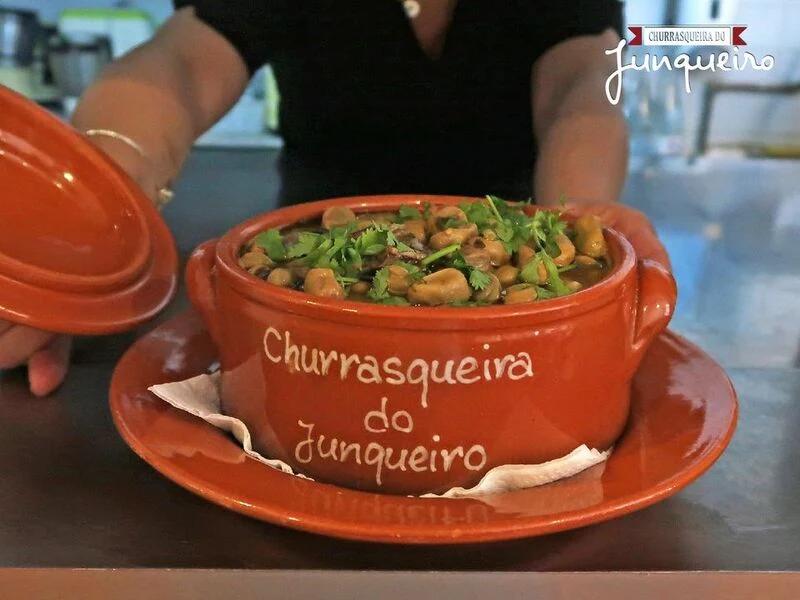 Prato da casa servido num recipiente de barro
