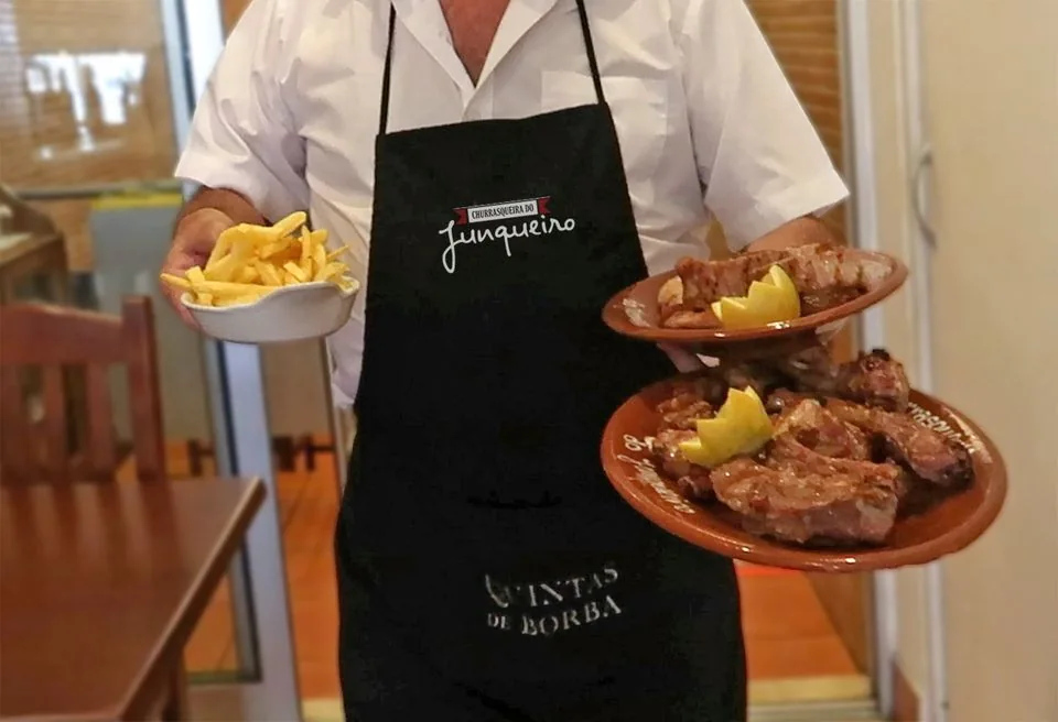 Pratos servidos à mesa