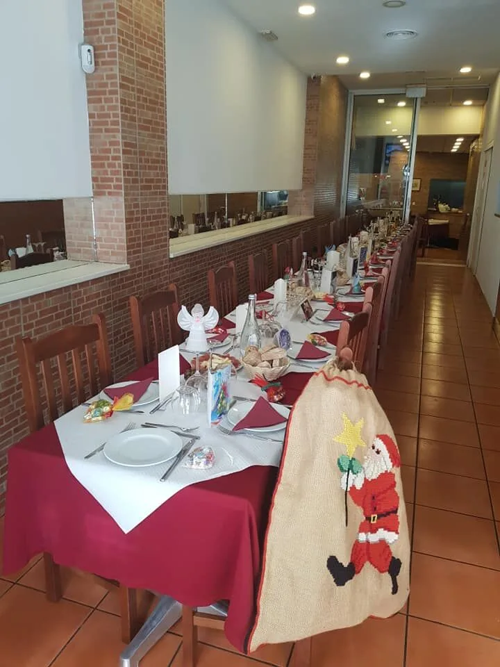 Mesa preparada na sala