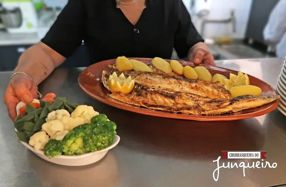 Peixe grelhado com acompanhamento